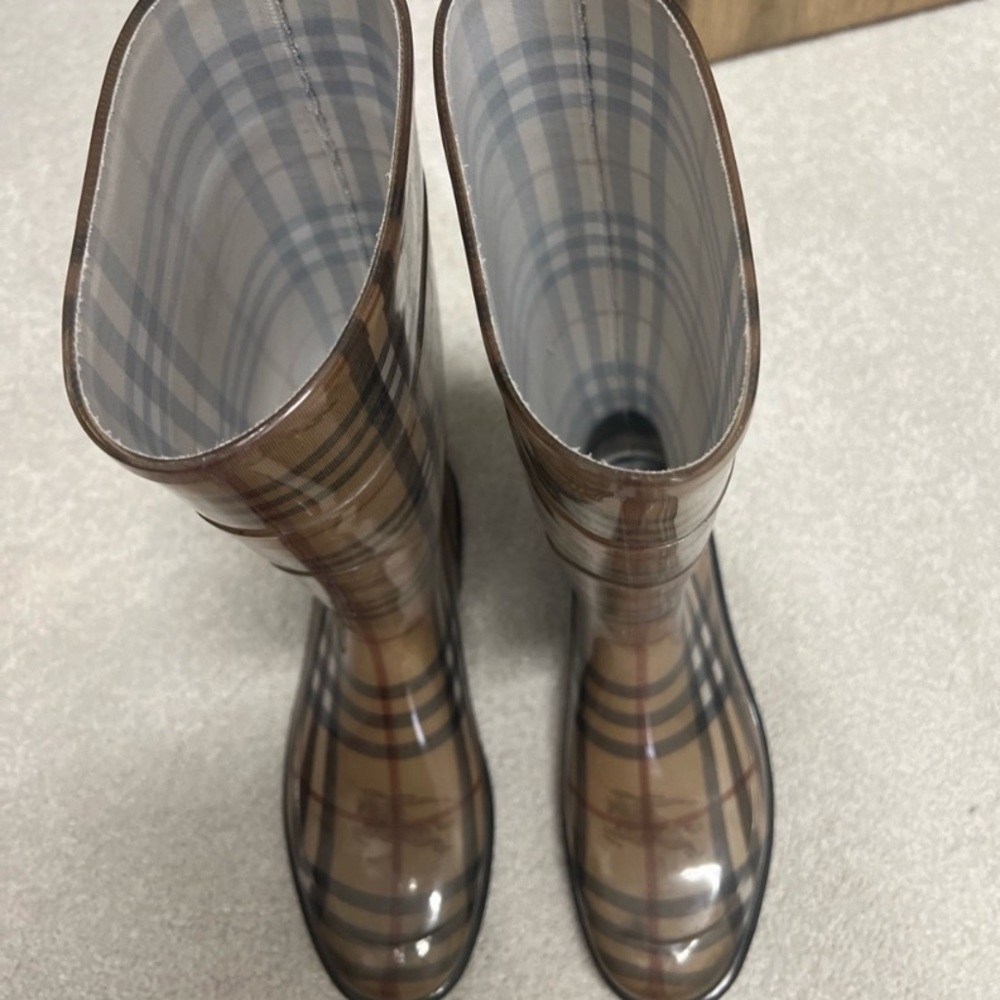 Burberry Boots Womens size 10
